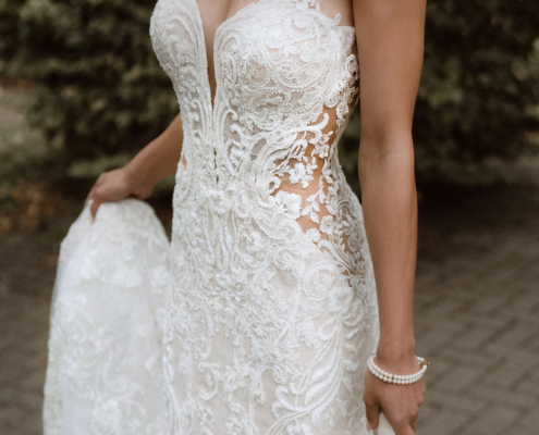 Zeitlose Fotografie der Braut im weißen Kleid mit Hochzeitsstrauß