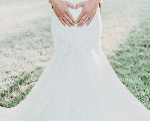 Ginas Hochzeitskleid – eine wunderschöne Aufnahme von Gina in ihrem einzigartigen Brautkleid, eingefangen von Jeean Hochzeitsfotograf.