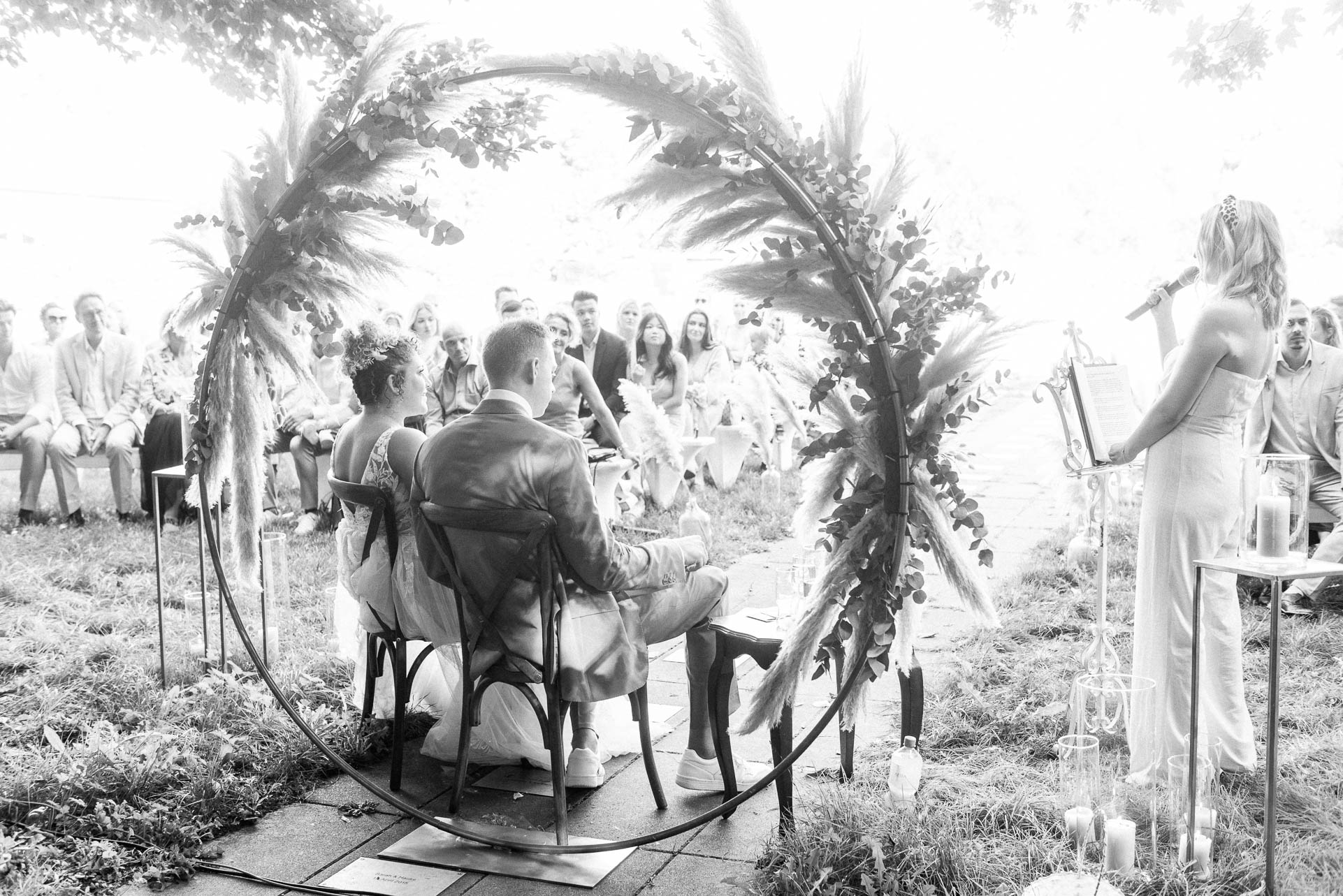 Hochzeit im Ausland – Emotionales Brautpaar-Shooting in traumhafter Kulisse, festgehalten durch Wedding Destination Fotografie.
